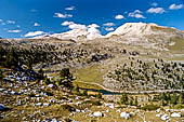 Parco Naturale Fanes-Senes-Braies. Escursione al Rifugio Fanes. Alpe di Fanes Piccola vista dal passo Limo: il Rifugio Lavarella con il Lago Verde. 